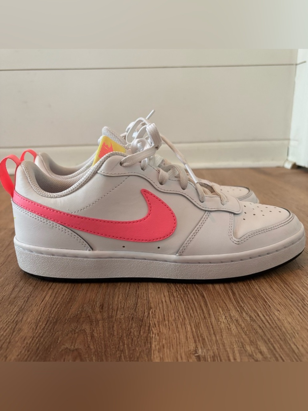 Nike sneakers low cut summer shoe EUC youth 7/woman 9